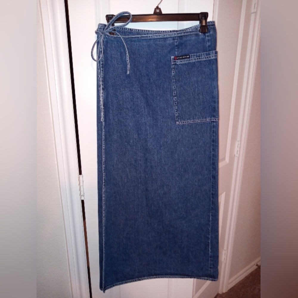 DKNY Denim Skirt, Indigo Wash, Size 6.